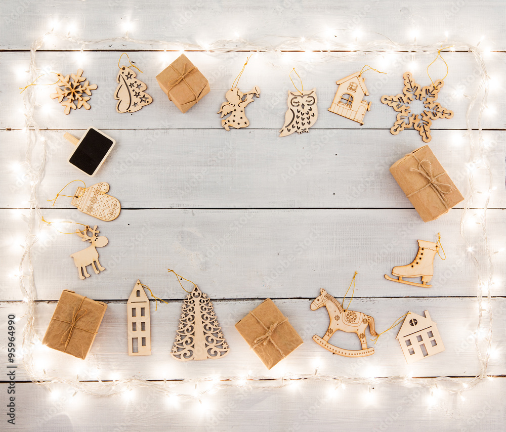 木制桌子上的复古圣诞装饰-天使，复制空间