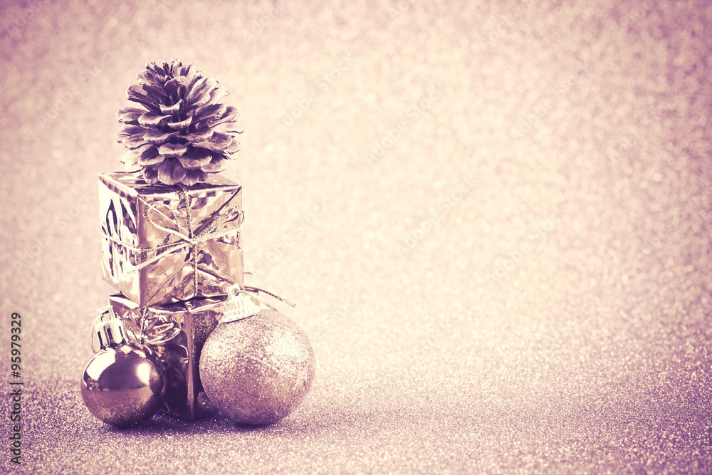 圣诞球和礼物装饰的复古色调