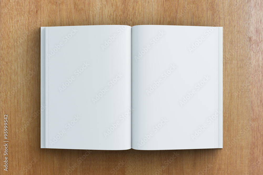 木桌上的空白日记页，实物模型