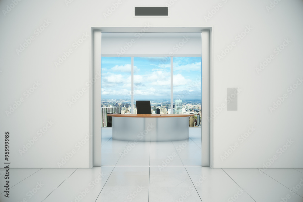 从电梯入口可以看到城市美景的现代化办公室