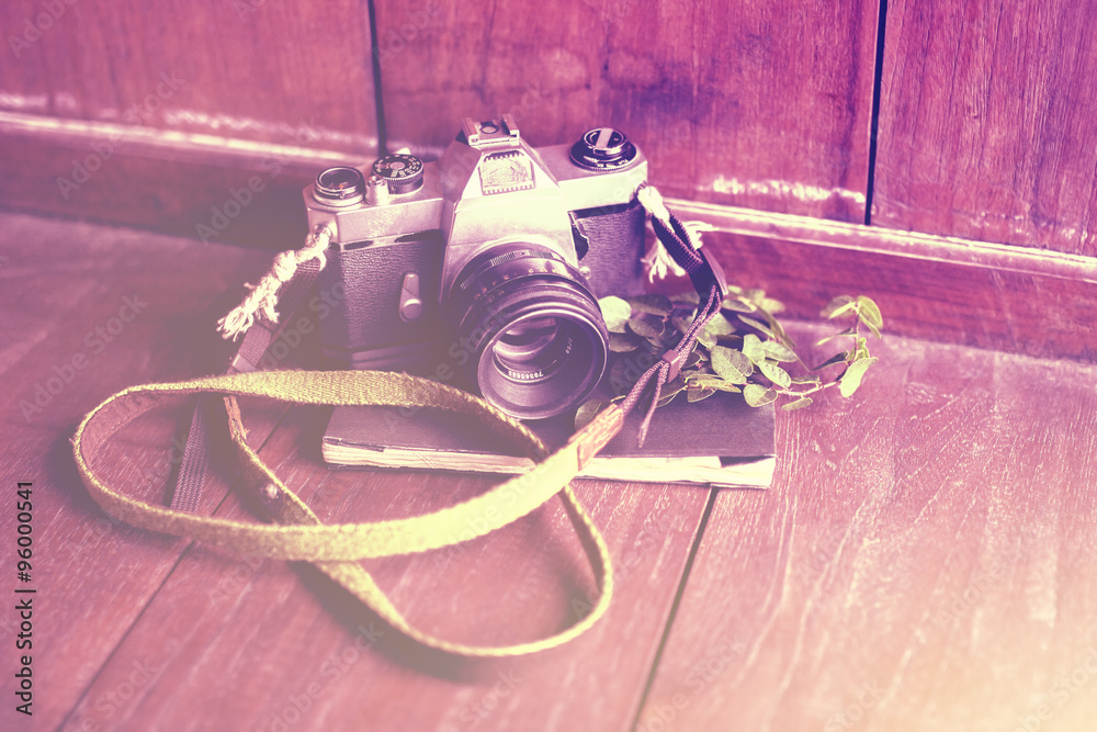 木地板上有日记的老式相机，instagram照片e