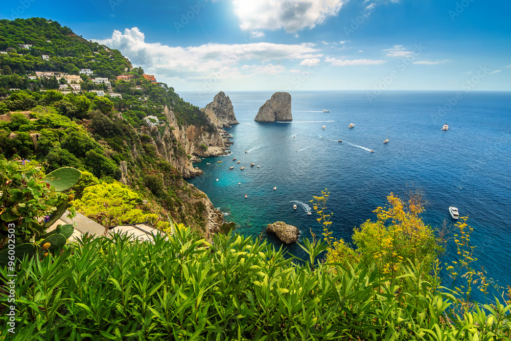 美丽的卡普里岛、海滩和法拉格里尼悬崖，意大利，欧洲