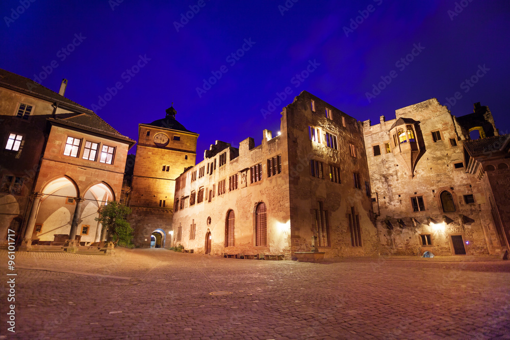 夜间海德堡城堡内部广场
