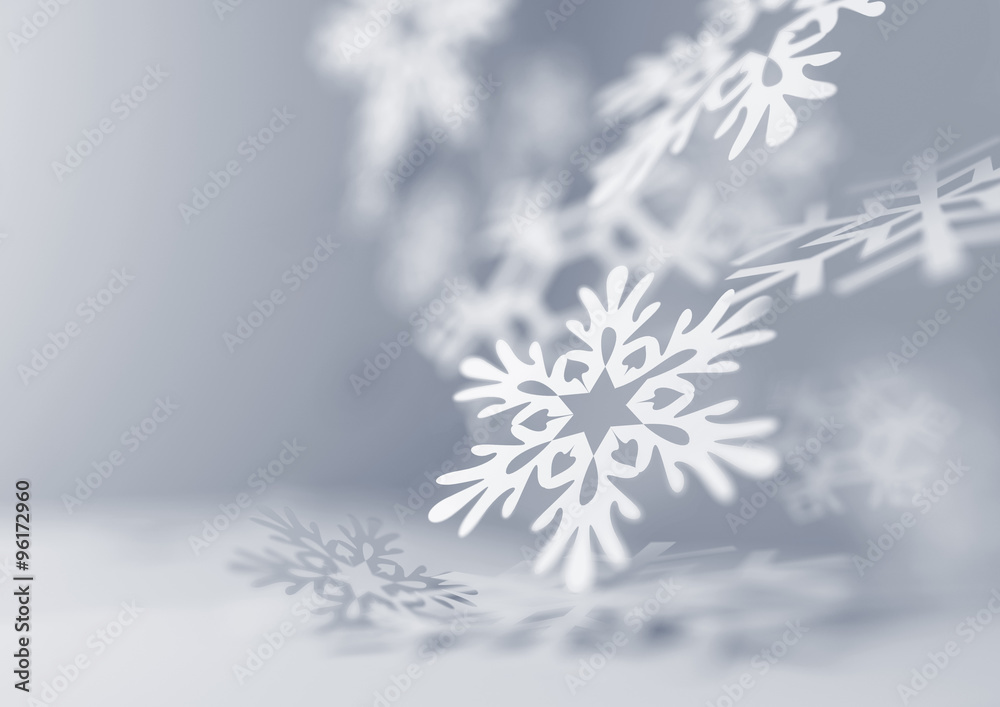 柔和的雪花飘落。纸工艺雪花飘落的特写插图。圣诞节
