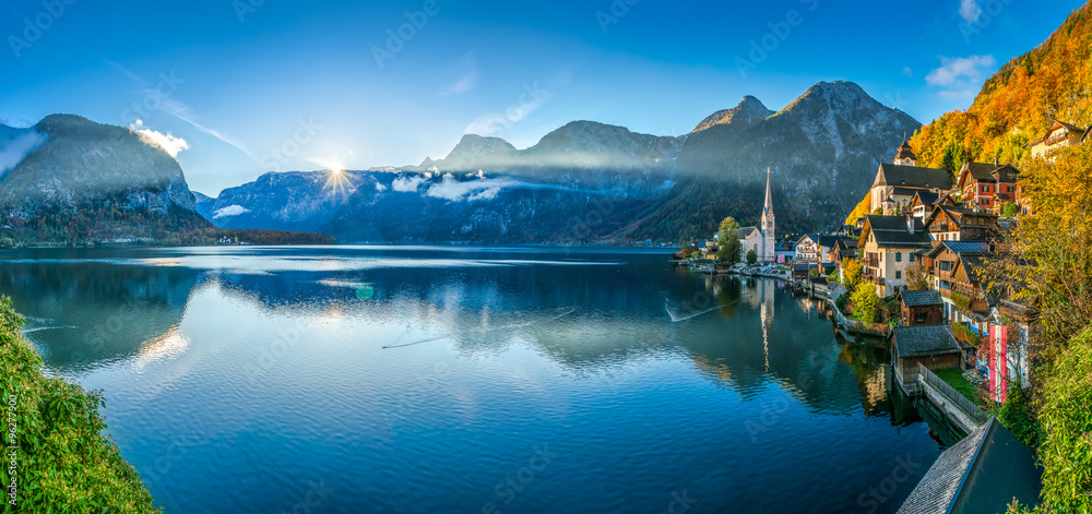 奥地利萨尔茨卡默古特，秋天第一缕阳光下有湖的哈尔斯塔特山村