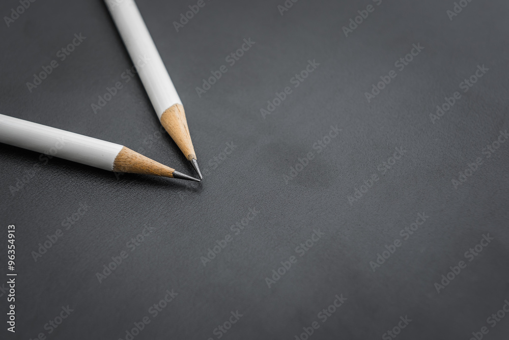 黑色上的两支白铅笔