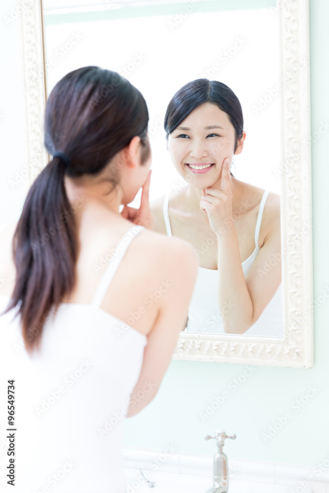 化妆室里的年轻亚洲女人