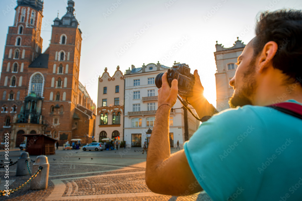 克拉科夫市中心的游客摄影
