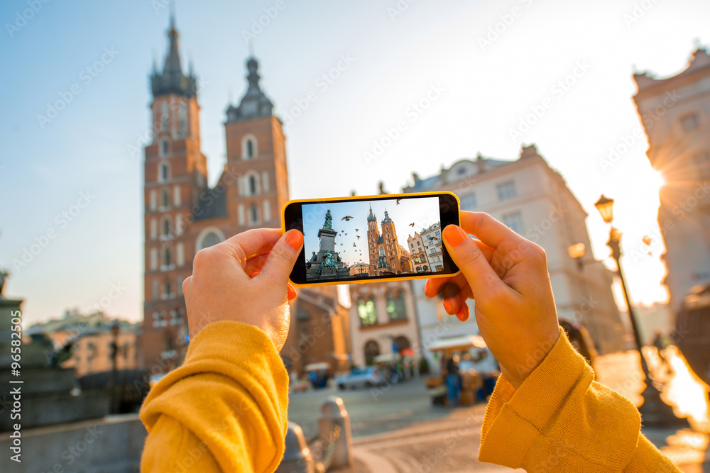 女性用手机拍摄克拉科夫老城区中心