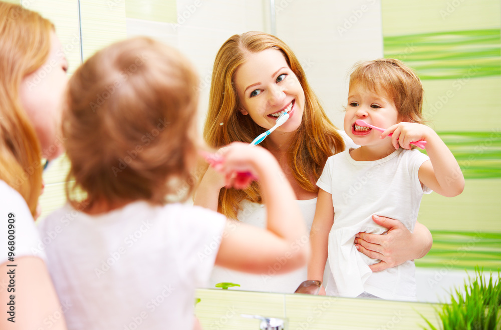 幸福家庭的母亲和女儿刷牙
