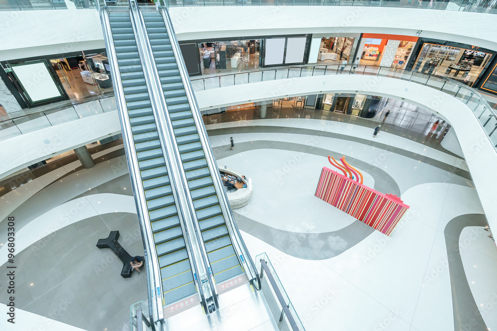 现代购物中心的自动扶梯