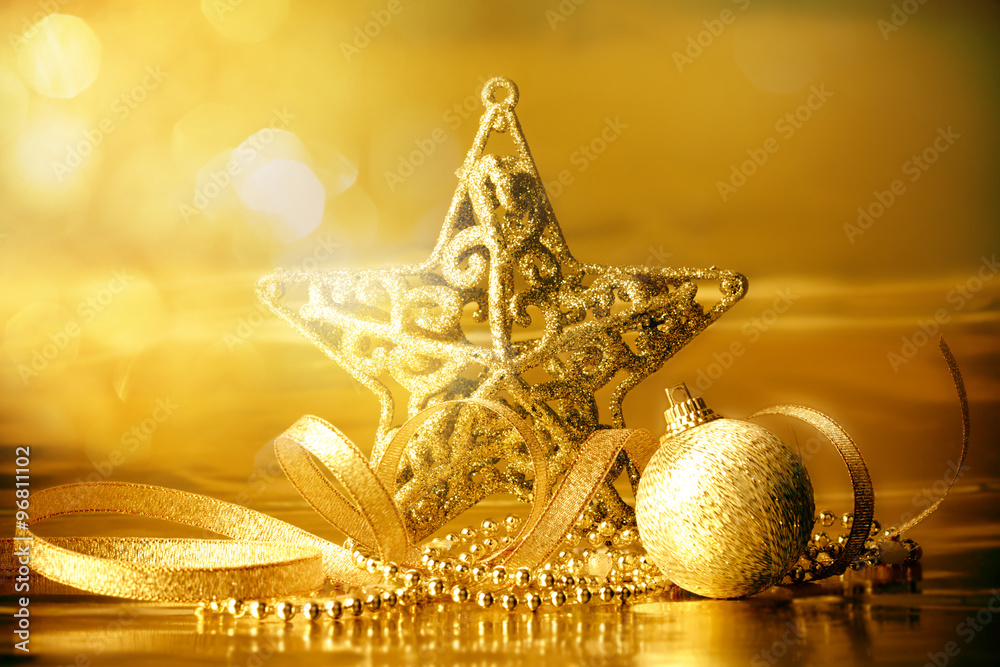 庆祝背景的金色圣诞球装饰