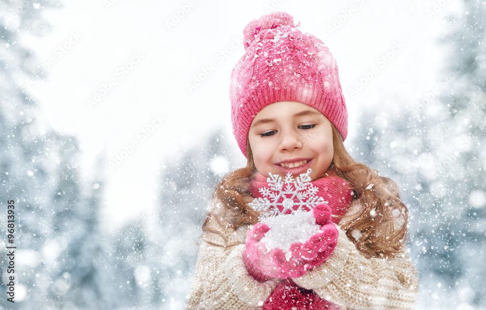 女孩在冬季散步时玩耍