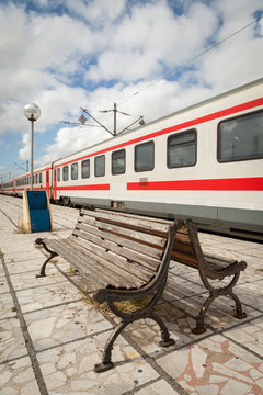火车站的站台上有长凳和火车