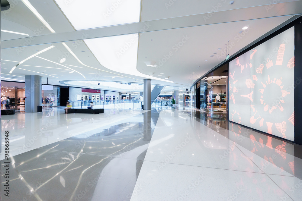 空旷的走廊，巨大的广告牌和抽象的天花板处于模式