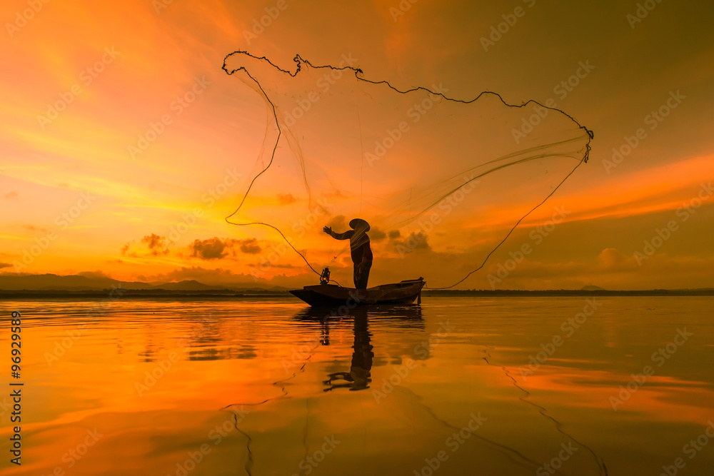 泰国清晨，渔民在湖边钓鱼。
