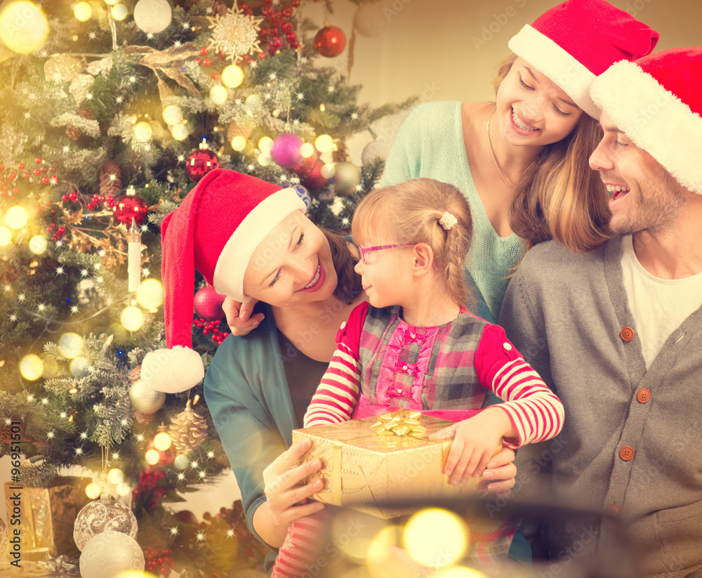 快乐的微笑家庭在家庆祝圣诞节