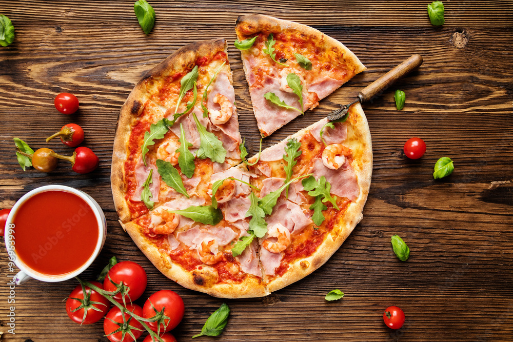 木桌上美味的意大利披萨