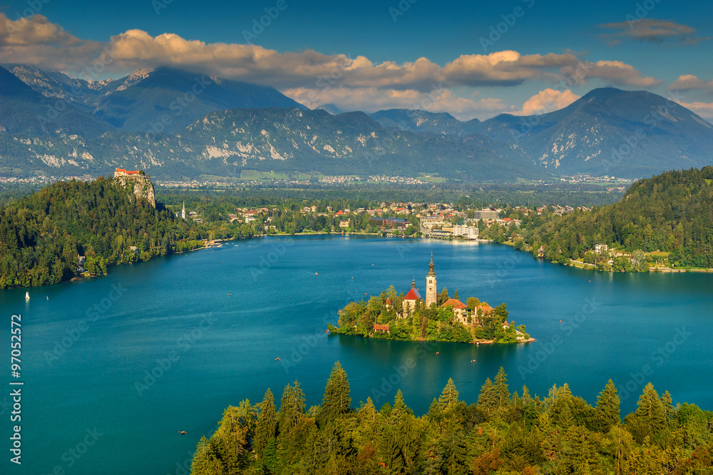 令人惊叹的全景，美丽的云朵和Bled湖，斯洛文尼亚，欧洲
