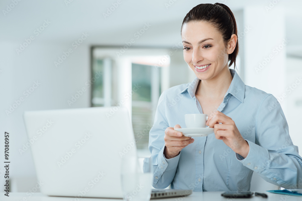 微笑的女人在笔记本电脑上看视频