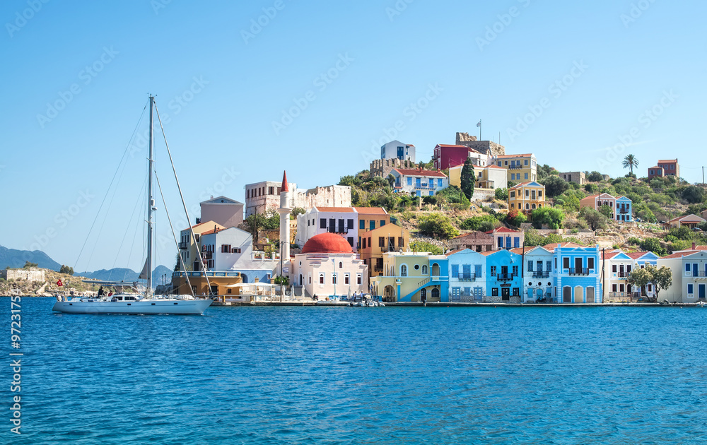 希腊多德卡尼斯卡斯泰洛里佐岛。阳光明媚的日子里，色彩缤纷的地中海建筑