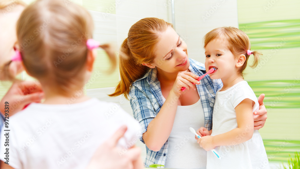 幸福家庭母子用牙刷刷牙