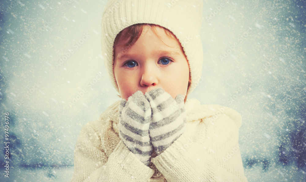 冬天大自然中一个小女孩的娃娃脸