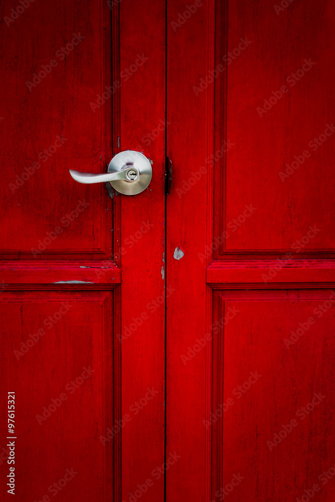 带锁的红色门