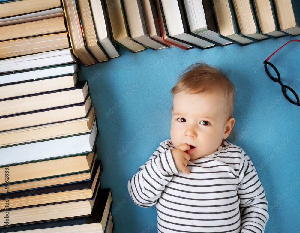 戴眼镜和书的一岁婴儿