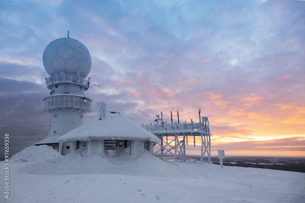 山顶上的天气雷达站-芬兰，洛斯