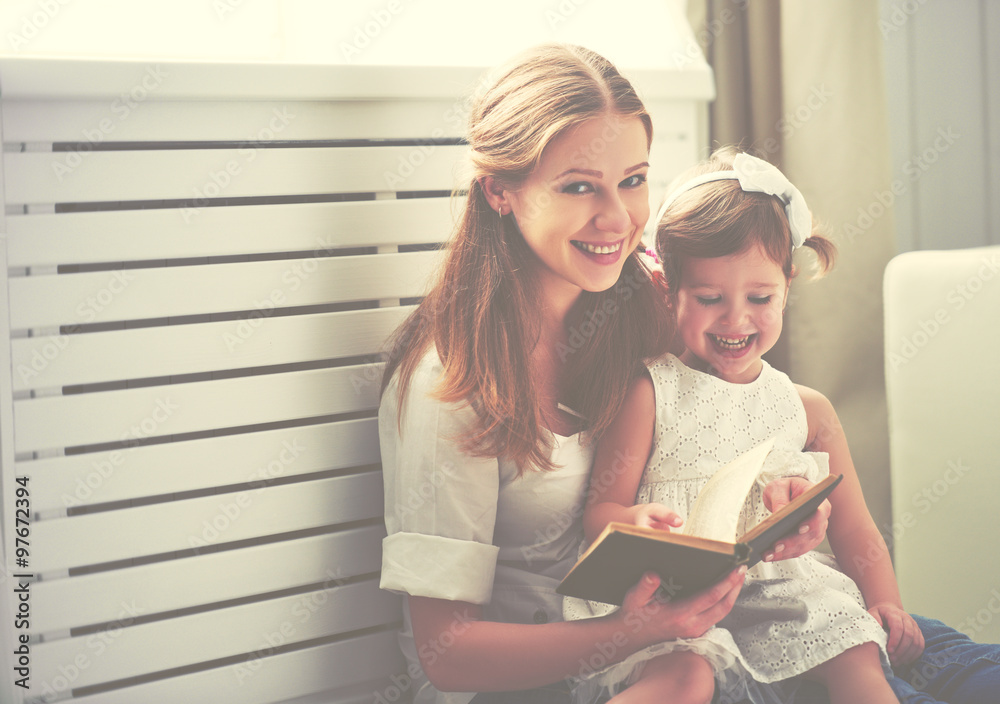 幸福家庭母子小女孩读书