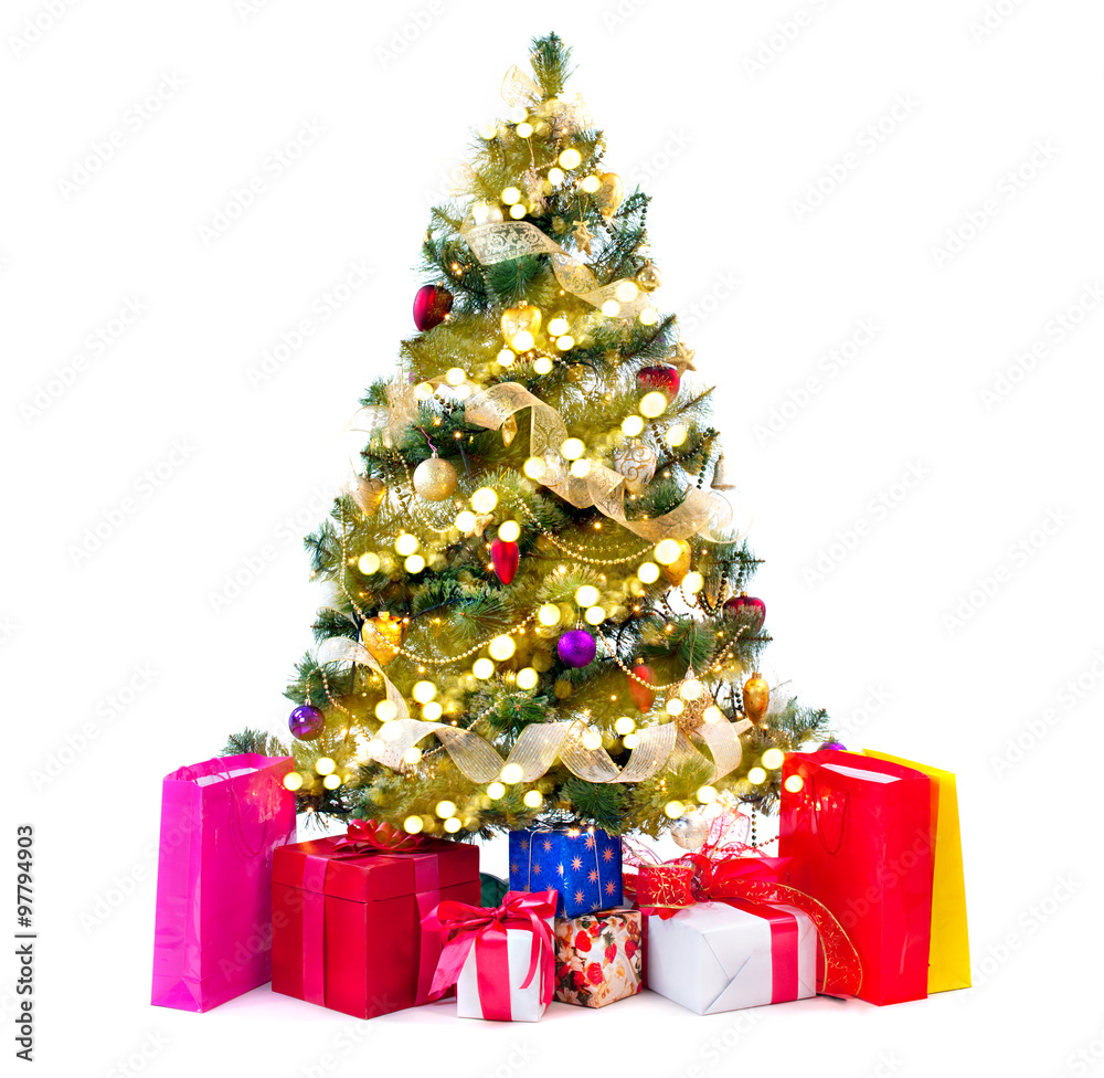圣诞树上装饰着白色的装饰品、花环和礼物