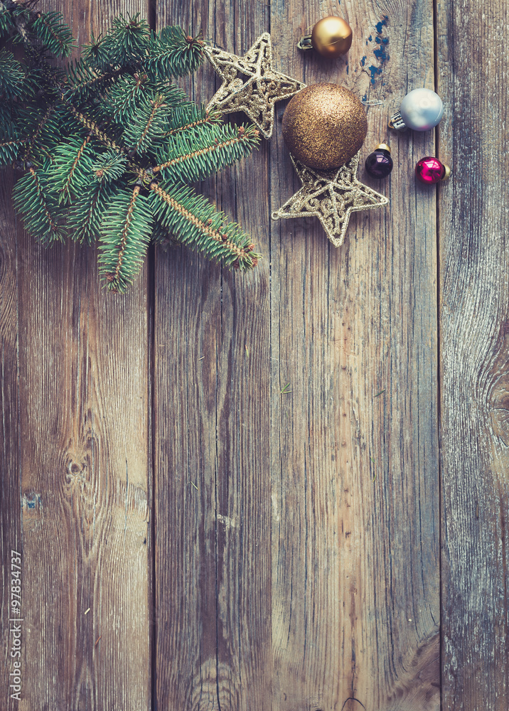 圣诞或新年质朴的木制背景，配有玩具装饰、糖果手杖和毛皮树枝，