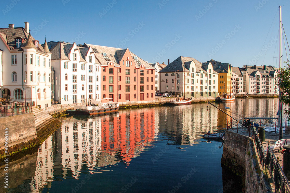 挪威特隆赫姆。河岸上的彩色房屋参考