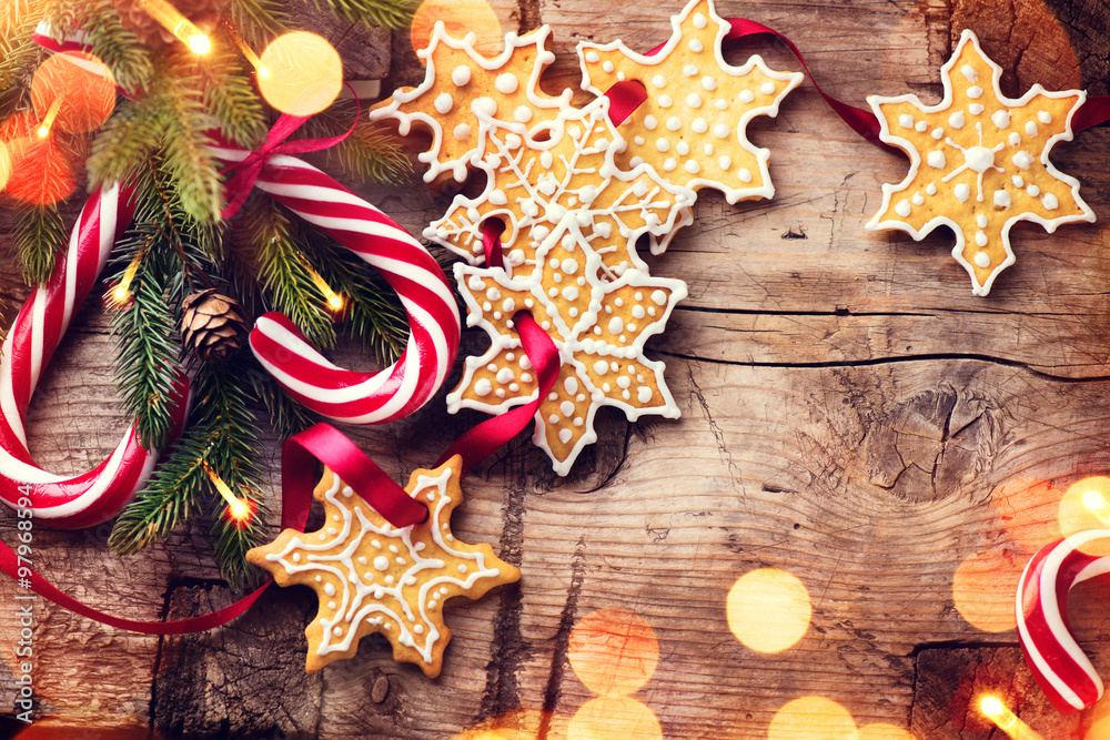 圣诞节背景是各种姜饼饼干、甘蔗糖和常青树