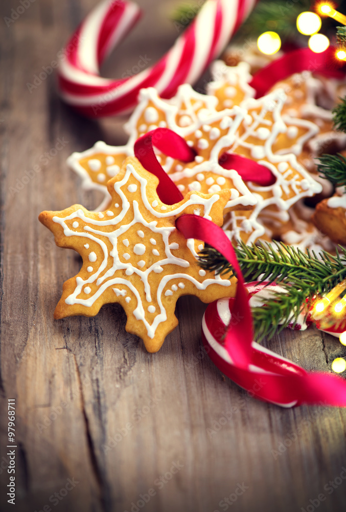 木制背景下的圣诞姜饼自制饼干和糖果手杖