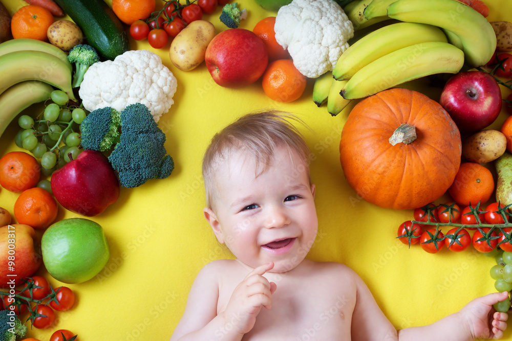 被水果和蔬菜包围的婴儿