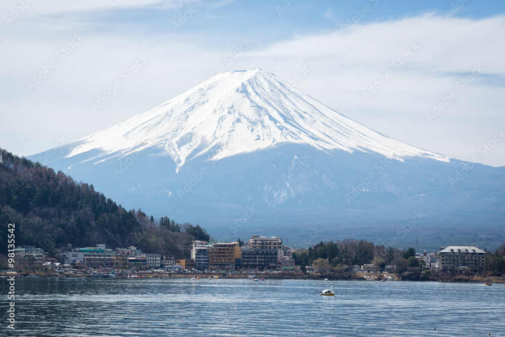 富士山景观与卡瓦古奇科湖