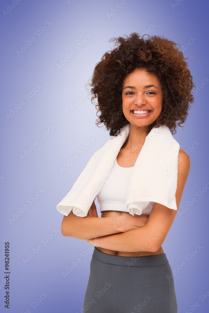 一个健康的年轻女人拿着毛巾的肖像合成图像