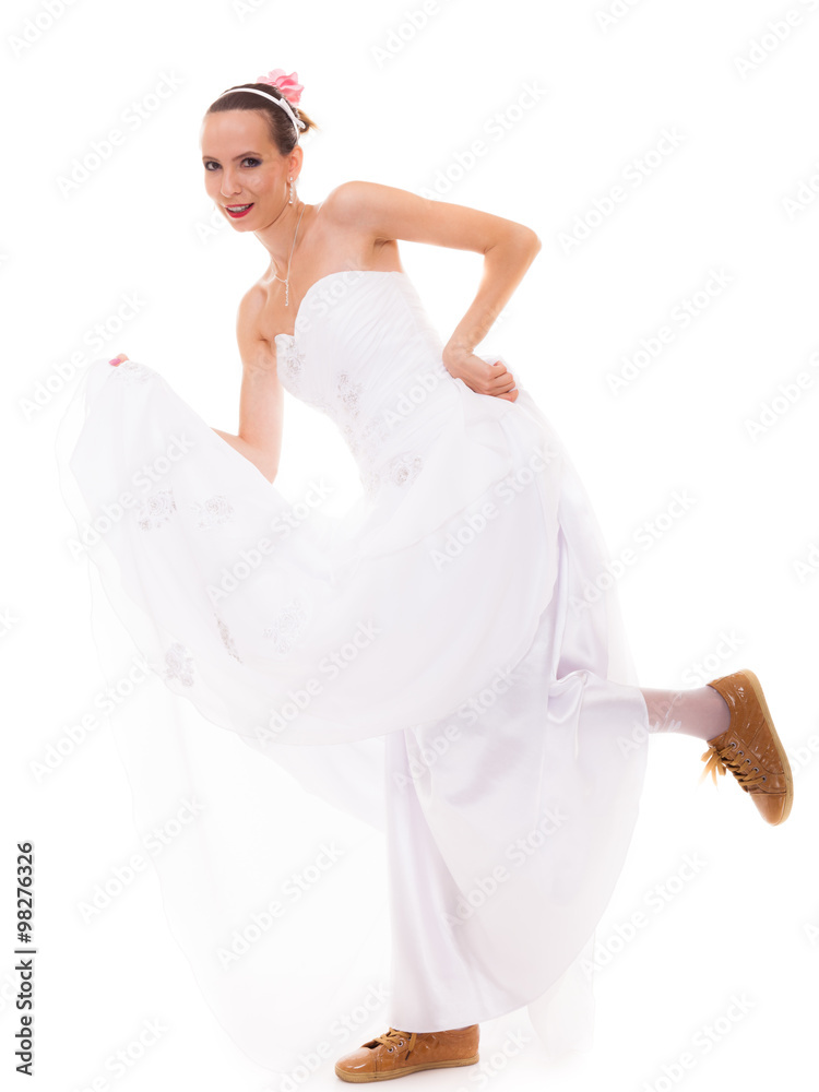 婚礼。穿着运动鞋奔跑的新娘滑稽女人