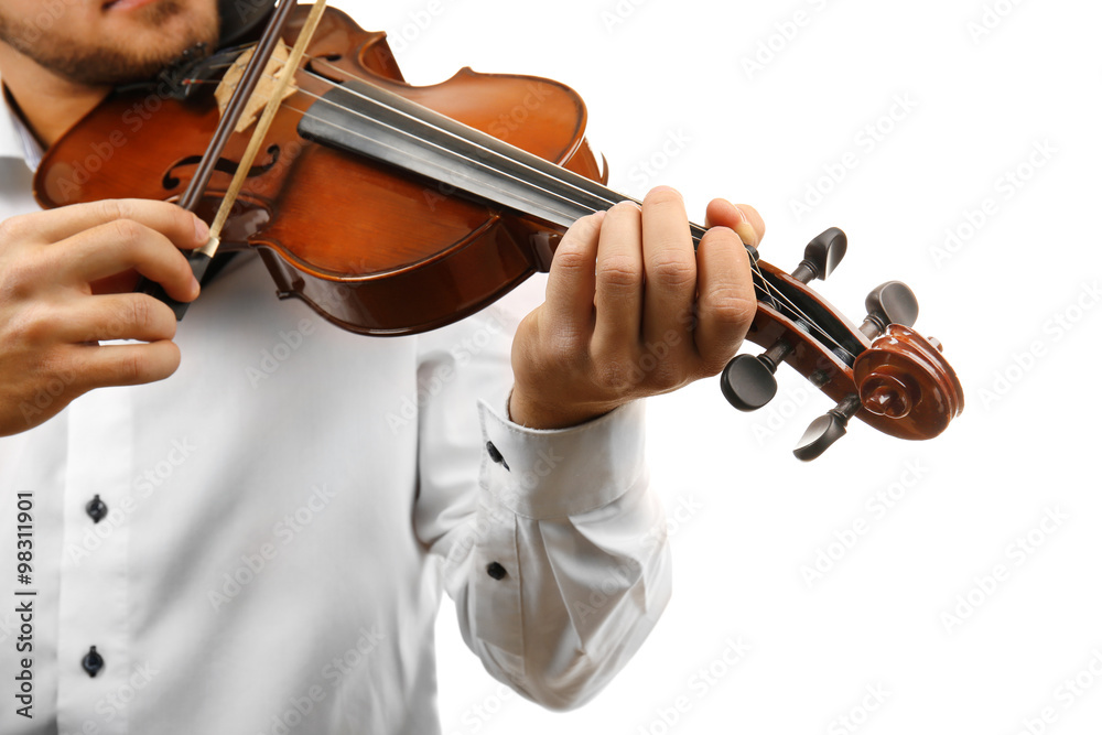 音乐家在白色背景下演奏小提琴，特写