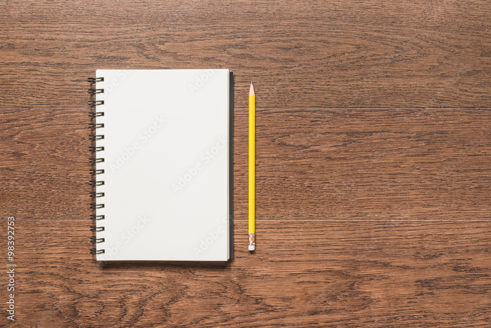 黄色铅笔，木质背景空白笔记本