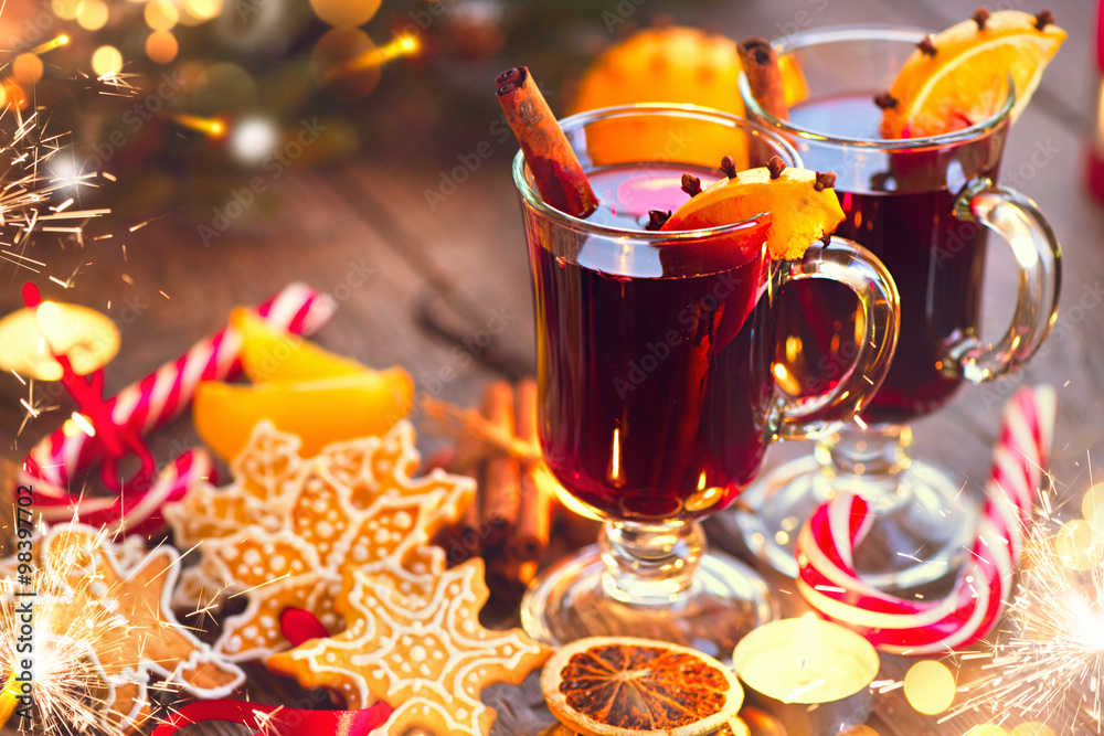 传统圣诞热葡萄酒热饮。节日装饰圣诞餐桌
