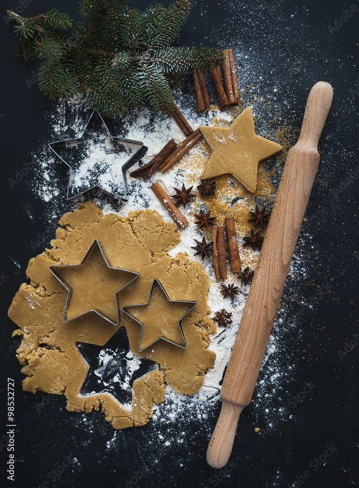 圣诞节传统姜饼饼干的烘焙原料，黑色背景