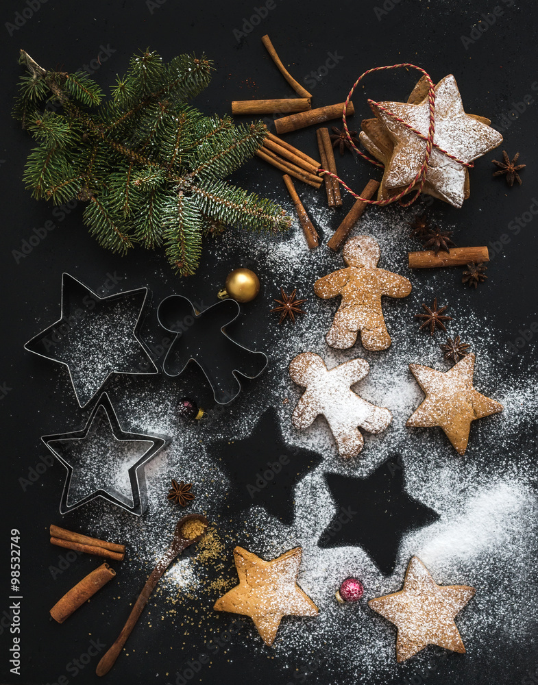 用糖粉、八角和肉桂棒烹制的圣诞传统姜饼饼干