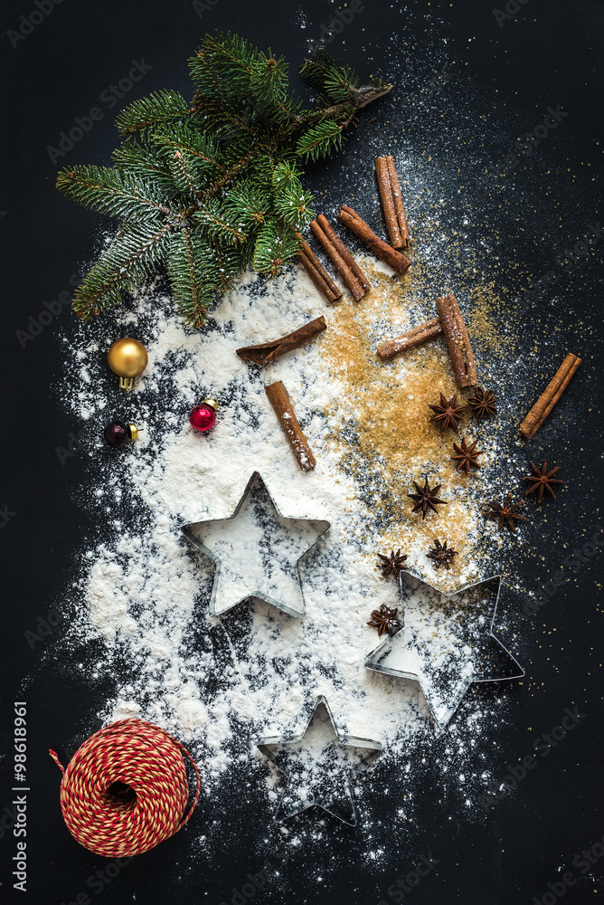 圣诞假期烘焙原料传统姜饼饼干准备，黑色背景
