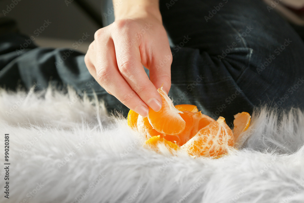 女人用手剥熟的蜜橘，特写