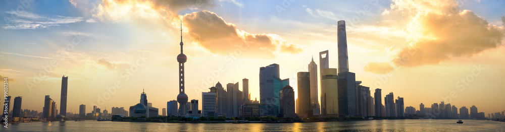日出时的上海浦东天际线全景，中国