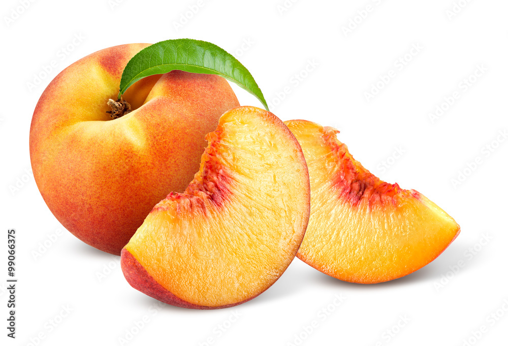 白色背景上分离切片的桃子。水果