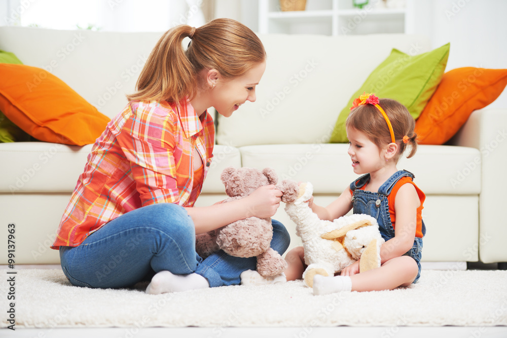 快乐家庭母女童女玩玩具ted